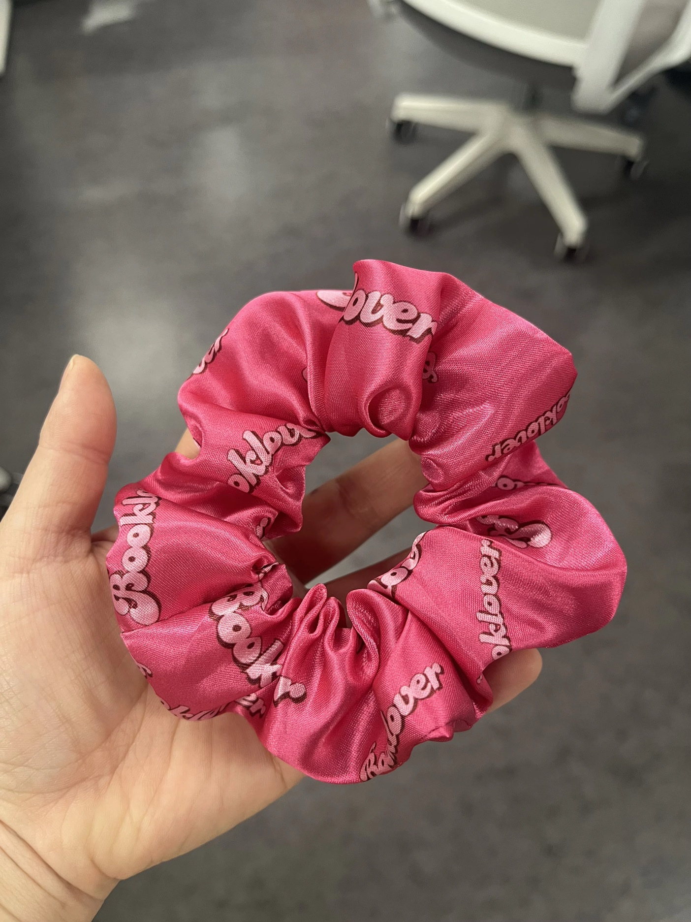 Booklover Scrunchie – Satin Pink