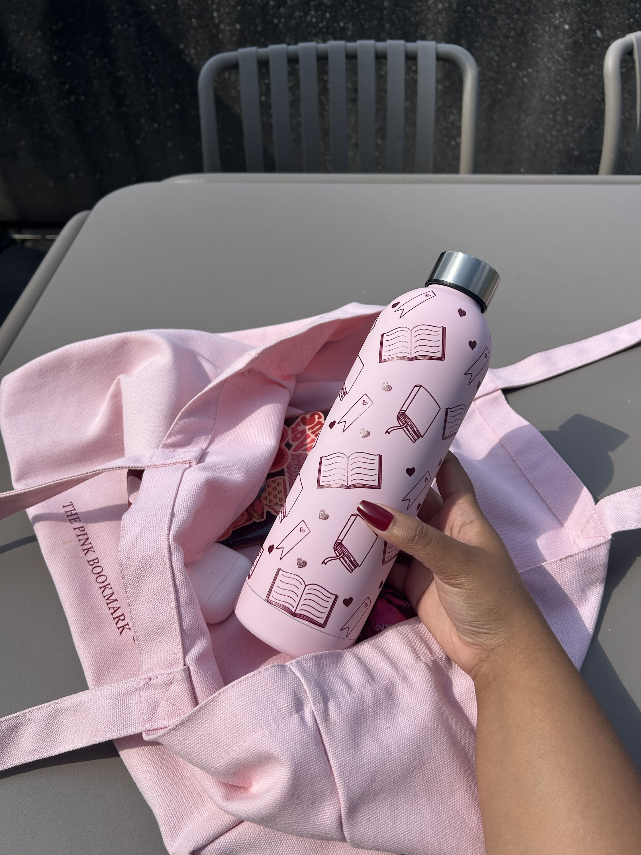 Sips & plot twists bottle