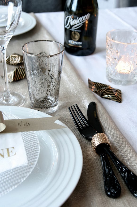 GOLDEN NEW YEARS TABLE - Therese Knutsen