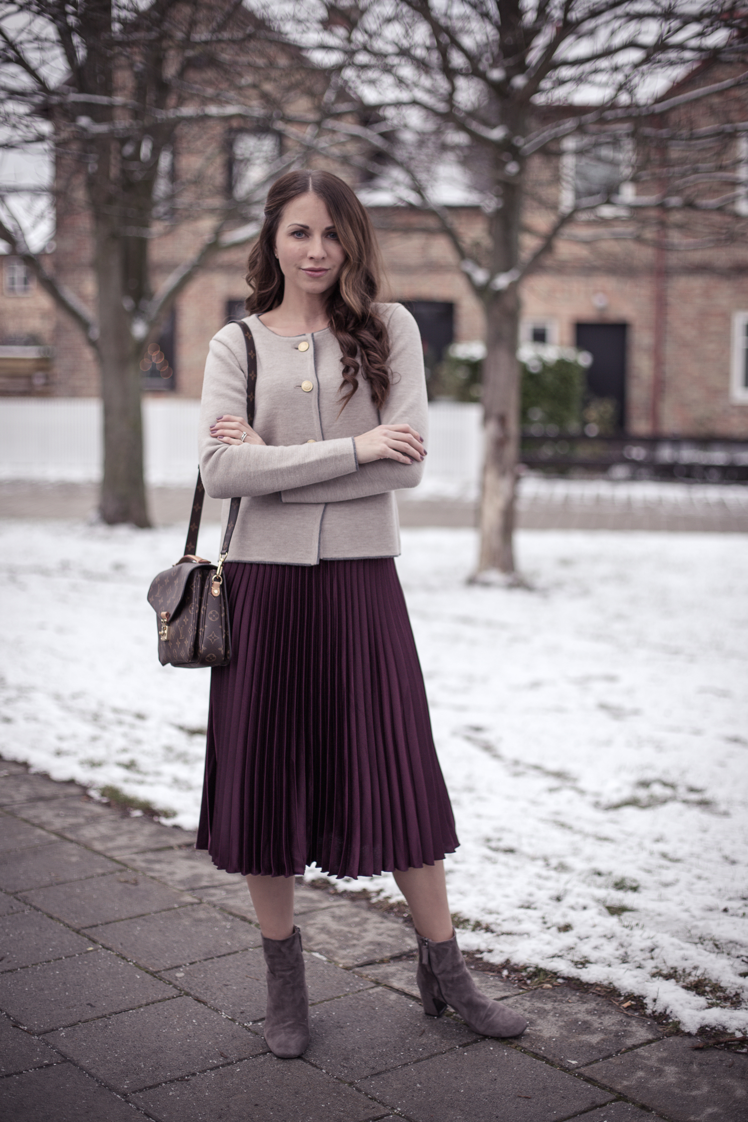 Min juloutfit - vinröd plisserad kjol med en stilren cardigan - Thessan.se  - Bloggare i Malmö