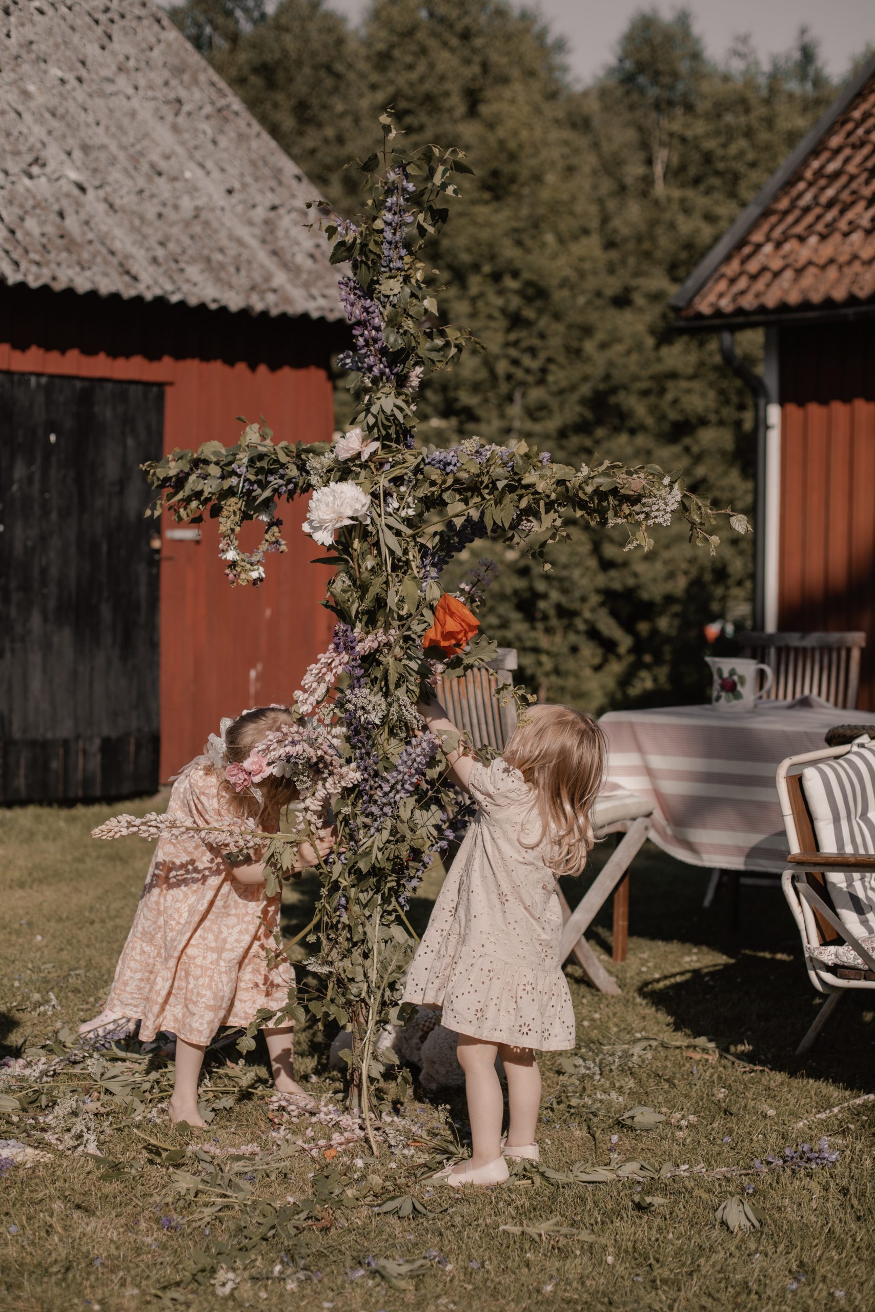 idylliskt midsommarfirande