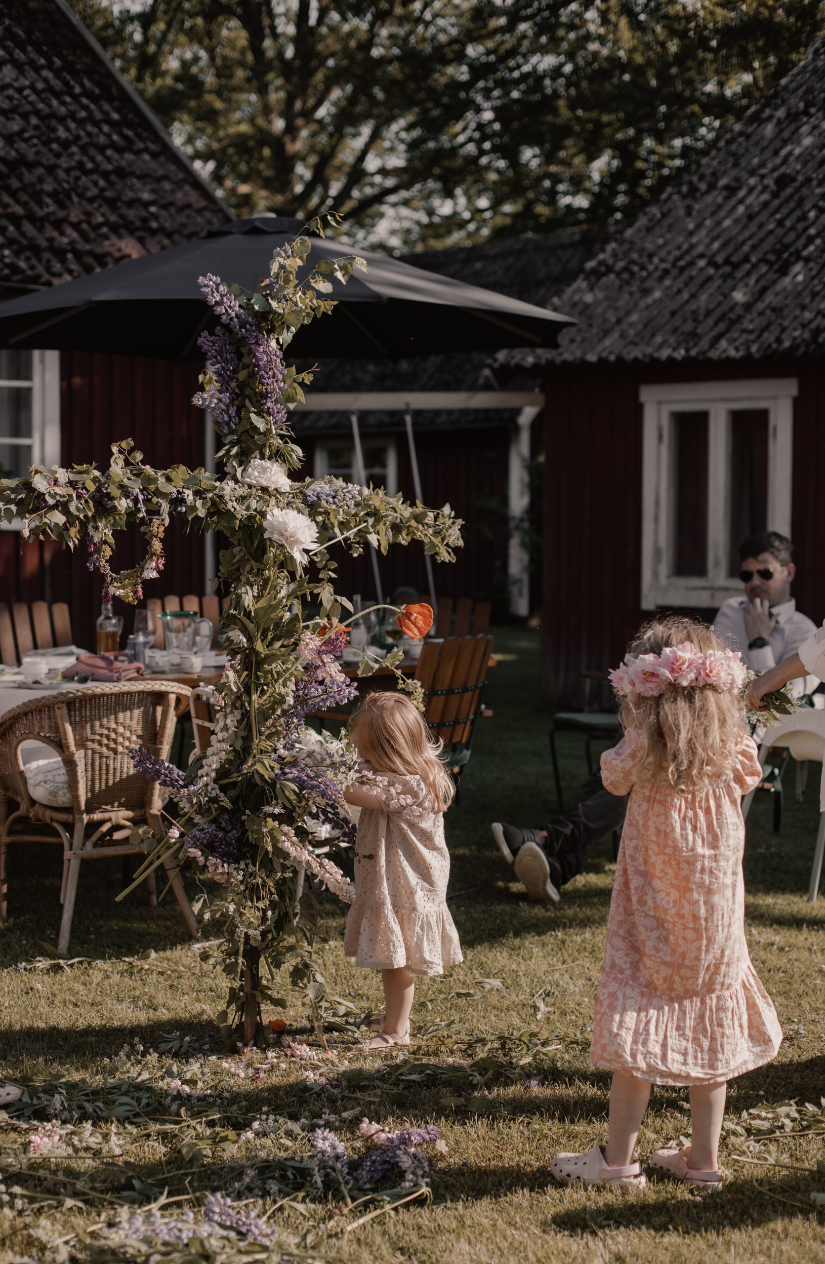 idylliskt midsommarfirande