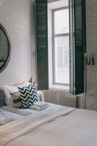 A minimalistic bedroom with Scandinavian design