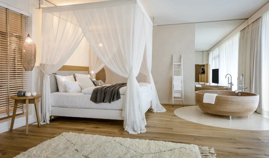 Bohemian-inspired bedroom with a cozy canopy bed at Seezeitlodge Hotel.