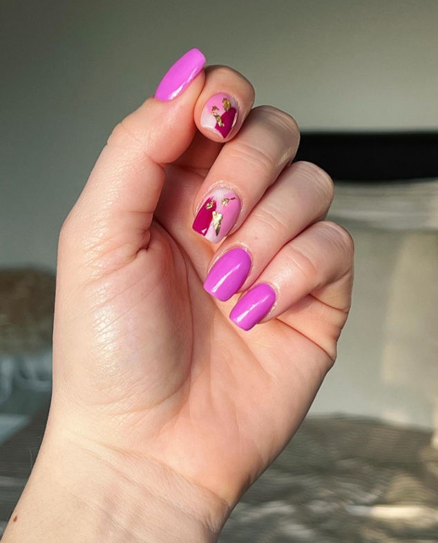 Radiant Pink Nails with a Dazzle of Gold for Weeding Guests: Pink nails accented by glistening gold for a sophisticated look.