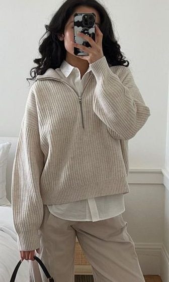 Read more about the article 8 Sweater Outfits That Feel Good and Fashion Forward