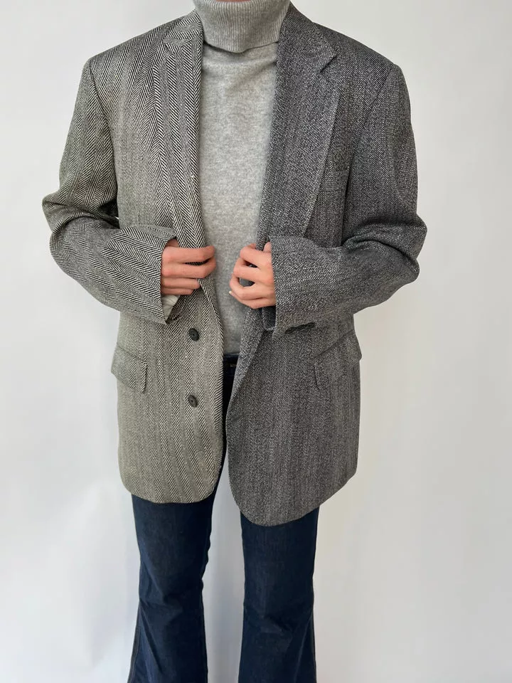 Woman wearing an ethical blazer from the brand called Havre Studio