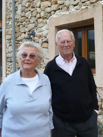 Old couple wearing Djerf Avenue´s sweaters.