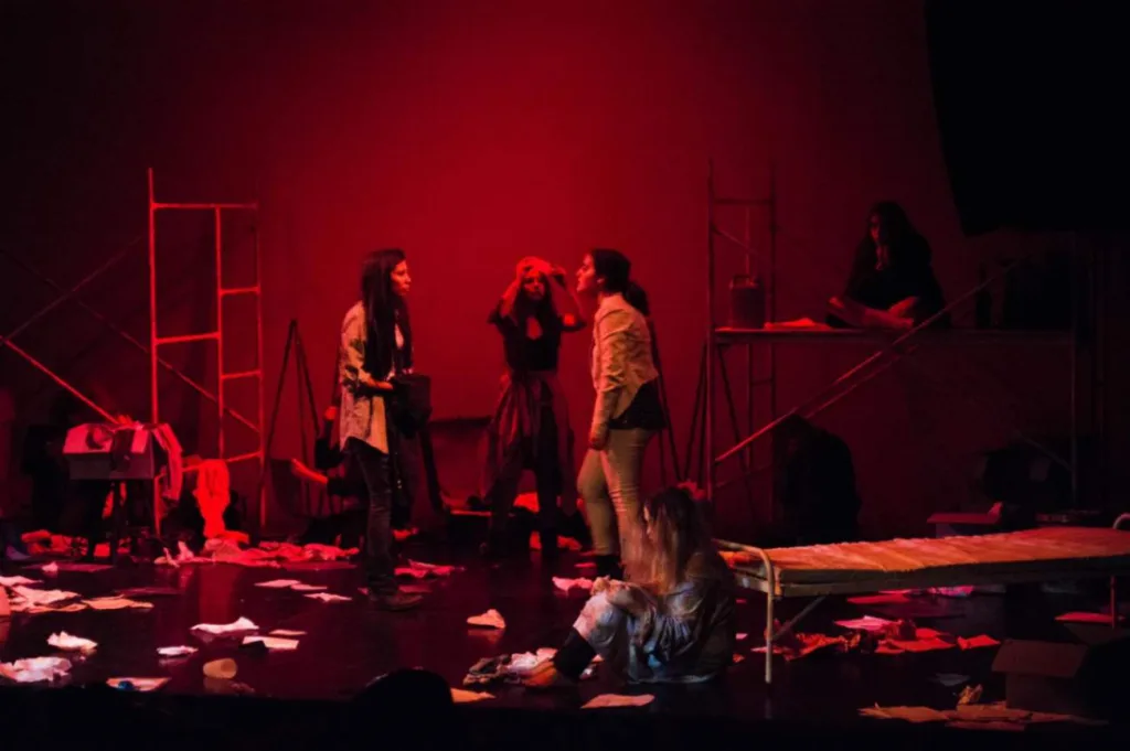 6 young girls performing in an apocalyptical theater play, example on how to become an actor.