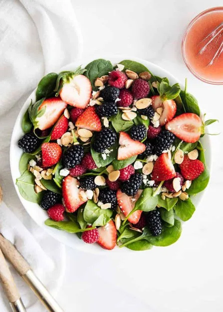 Picture of spinach and berries salad, foods good for skin