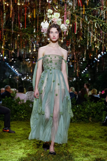 Christian Dior Spring 2017 Couture Fashion Show Collection 