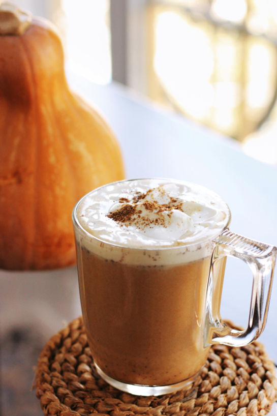 Café com leite com especiarias de abóbora para cafécore