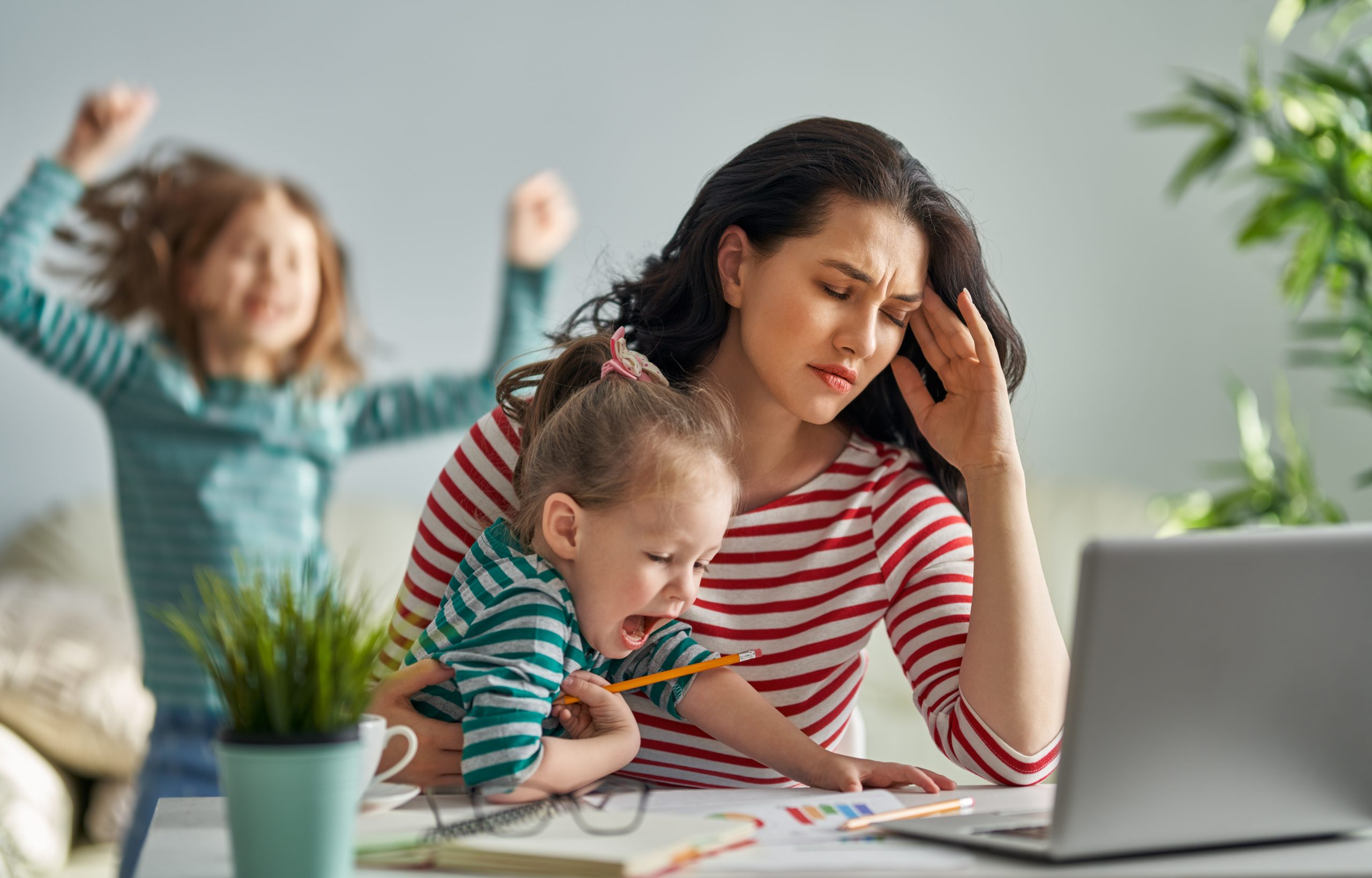 Работат. Мама в стрессе. "Дети и стресс". Занятая мама. Стресс дети родители.