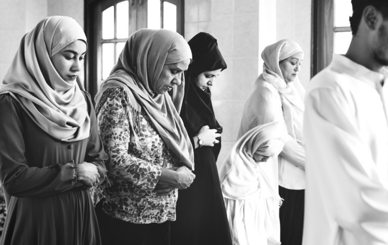 muslim family praying