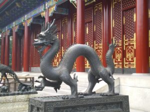 Draak aan de ingang van het Zomerpaleis in Beijing