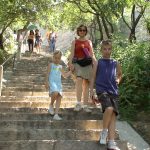 Sabrina, Simon en Lano dalen de Chinese Muur in Beijing af.