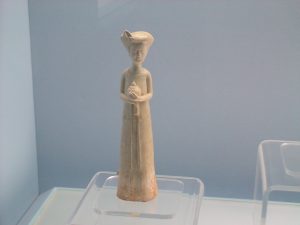 Een beeldje van een dame in Shanghai museum