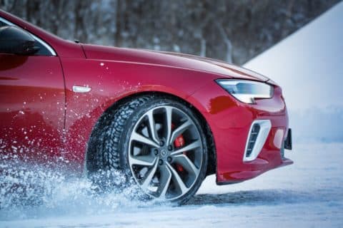 voiture sur la neige