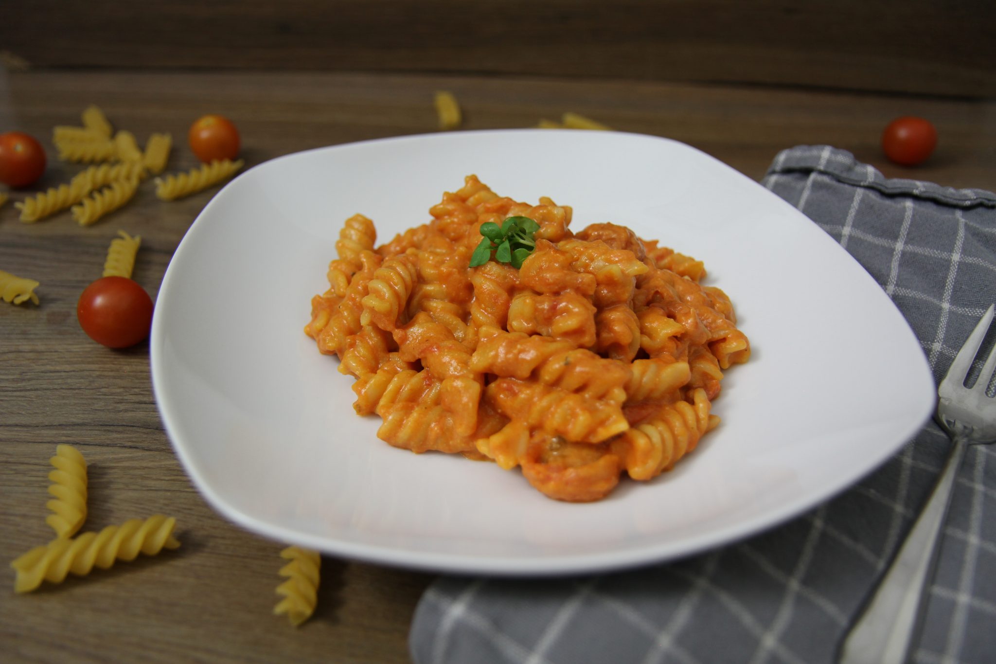 Rezept: One Pot Pasta Nudeln in cremiger Tomatensoße - Thorben Grübnau