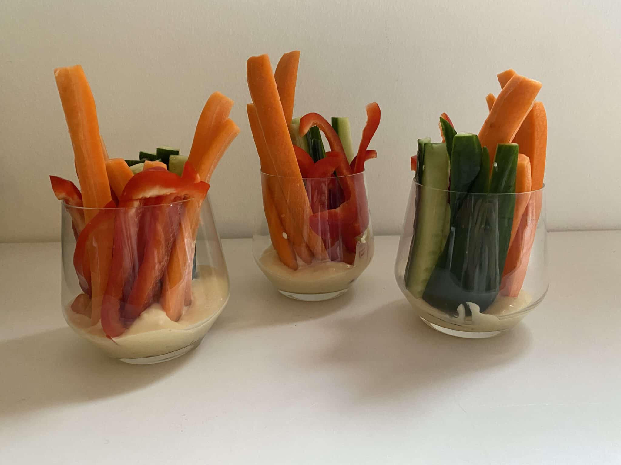 Groente in een frisse dipsaus