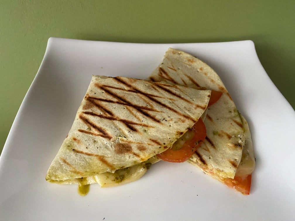 Piadina met tomaat, kaas en pesto voor een smaakvolle pauze