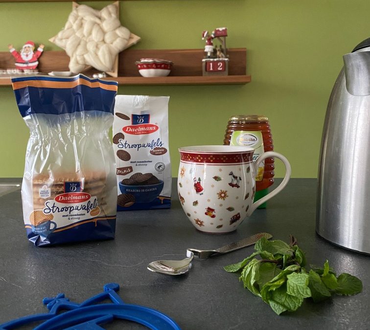 Genieten van een verse kop muntthee met honing en een warme stroopwafel