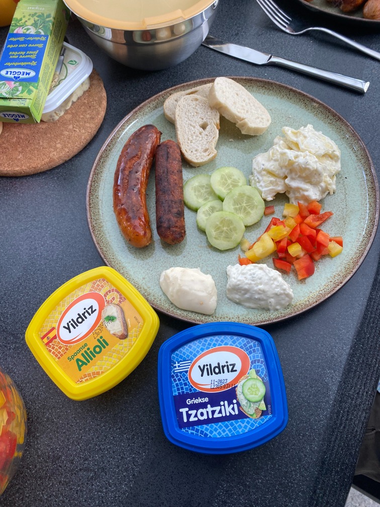 Yildriz bij de barbecue.