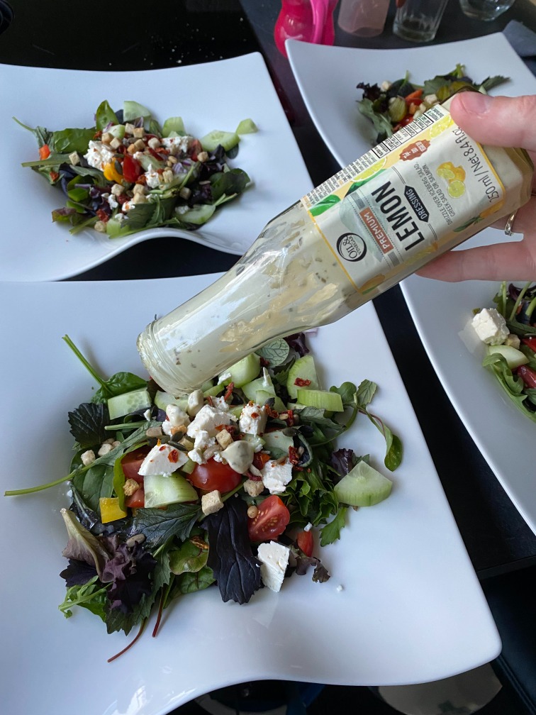 Oil & Vinegair citroen dressing bij een salade.