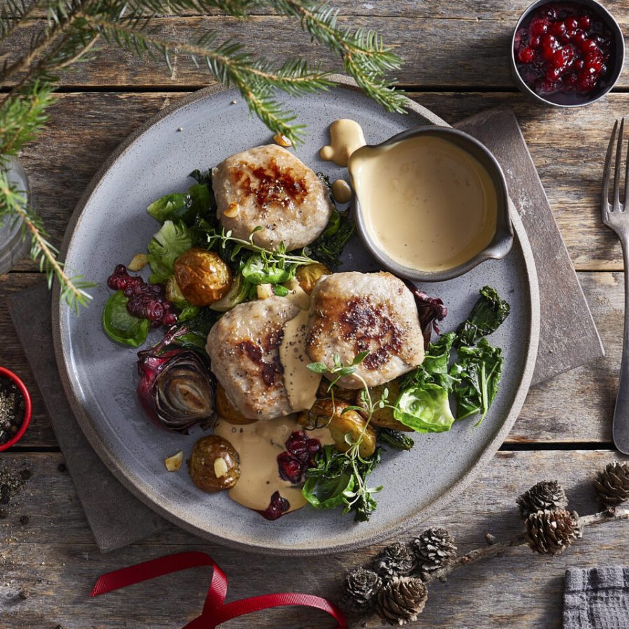 Medisterkaker-med-ovnsbakte-poteter-grønnsaker-og-saus Medisterkaker-med-ovnsbakte-poteter-grønnsaker-og-saus