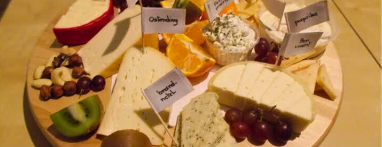Verschillende soorten kaas op een ronde kaasplank.