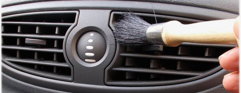 Met een nieuwe verfborstel kan je gemakkelijk de kleine hoekjes van je dashboard in de auto afstoffen.