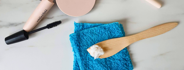 Herbruikbare wattenschijfjes en ecologische make-up in de badkamer.