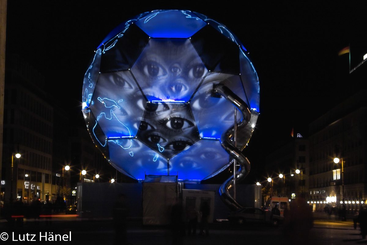 FUSSBALL GLOBUS am Pariser Platz
