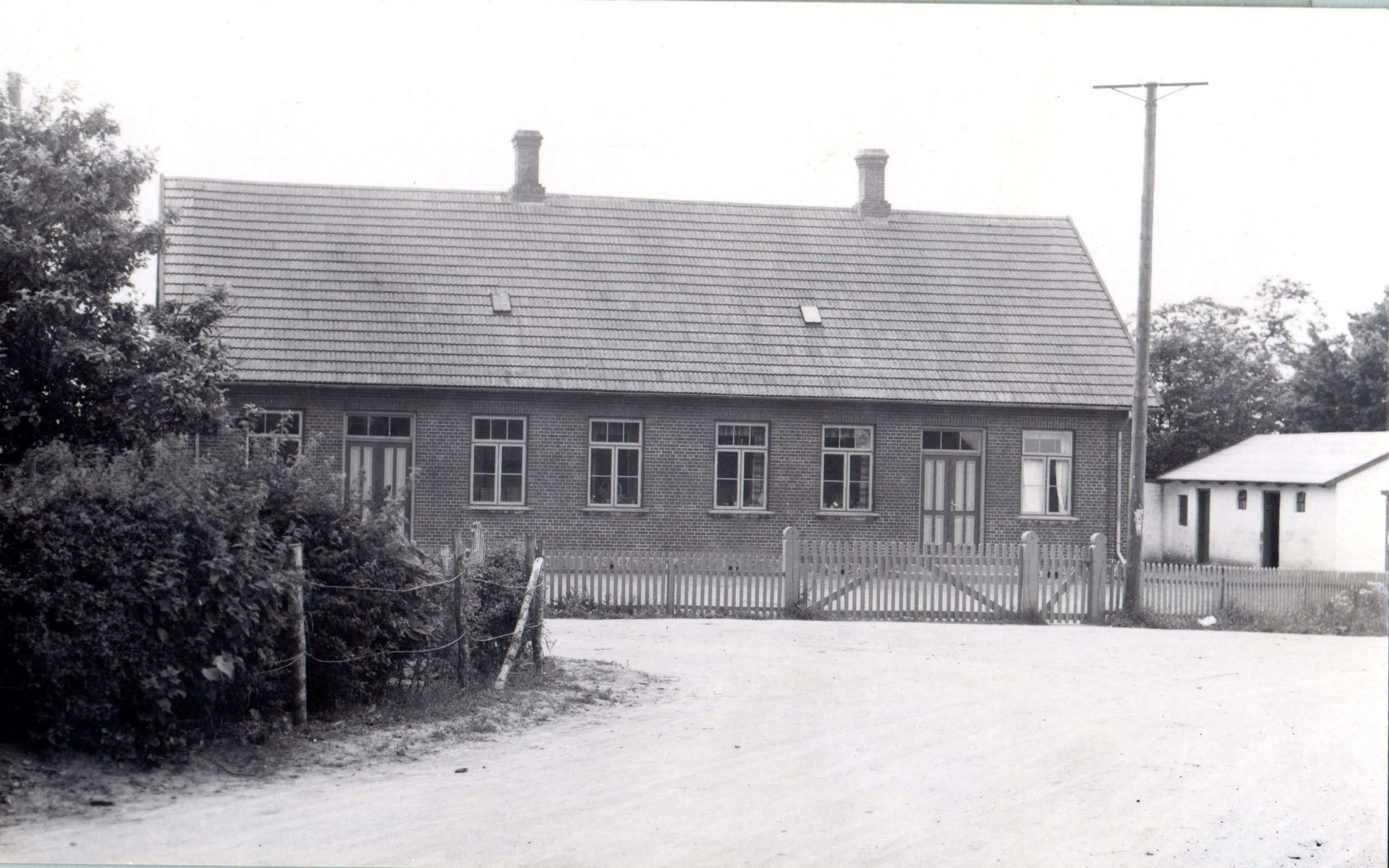B00869:<br />
Vi ser den gamle skole i Geding Beliggende Geding Søvej 2. Skolen blev i 1955 overført til Centralskolen i Tilst.<br />
Billedet er fra Omk. 1925.<br />
Fotograf: Ukendt<br />
