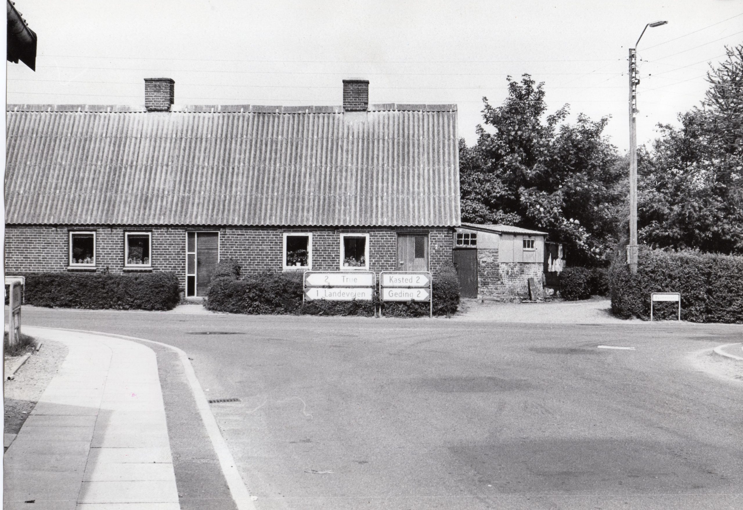 B02319/B00814:<br />
Vi ser hvor Århusvej/Havkærvej sluttede inden den i 1972 blev ført igennem til Tilst Vestervej.<br />
Billedet er fra ca. 1970.<br />
Fotograf ukendt<br />
