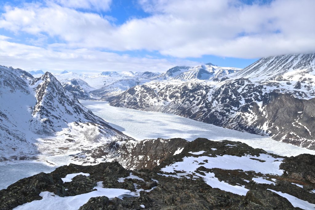 Fra Knutshøe er det fin utsikt inn mot indre deler av Jotunheimen.