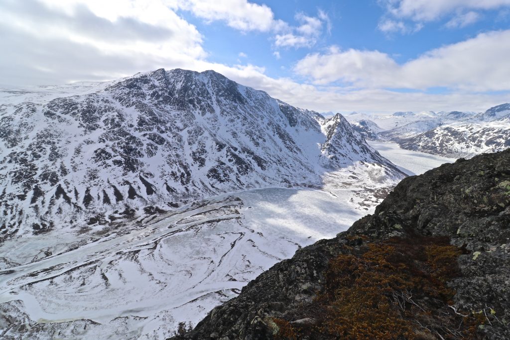 Leirungdalen, Leirungået og Øvre Leirungen med Bukkehåmåren (1.910 moh) bak, sett fra Knutshøe.