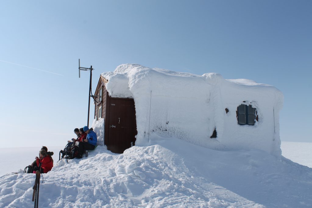 Mange velger å ta en rast på Jøkulhytta (1.780 moh) før de fortsetter på Jøkulrunden eller renner ned igjen til Finse.