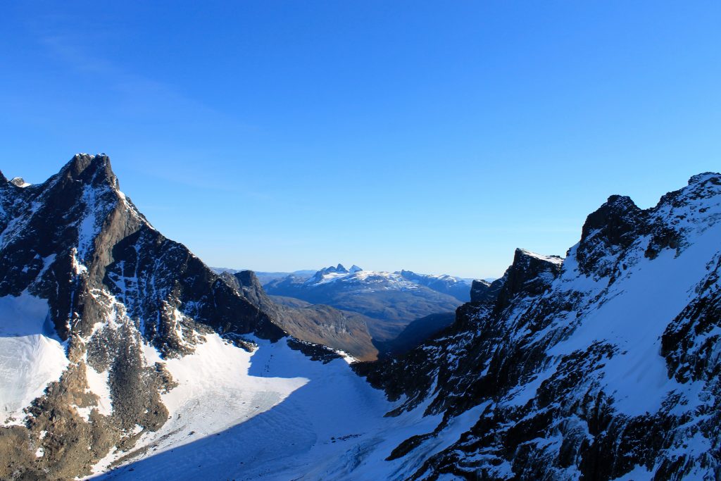 Utsikt fra Dyrhaugstindane ned mot Skagestølsbreen og bandet. Stølsnostinden og Falketind i bakgrunnen.