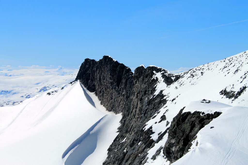 Den flotte ryggtraversen ut til toppen Skeie.