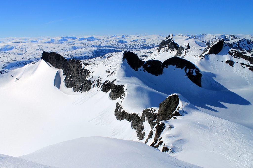 Storebjørn utgjør den høyeste toppen av Smørstabbtindmassivet.