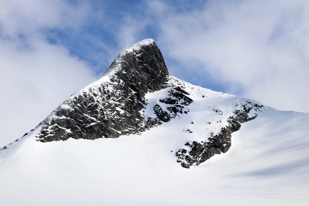 Skeie (2.118 moh) nordvestrygg sett fra Leirbrean like ved Kalven.