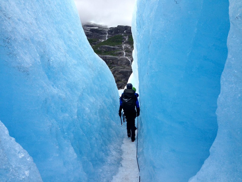 Det er morsomt å vandre i sprekkene på Nigardsbreen.