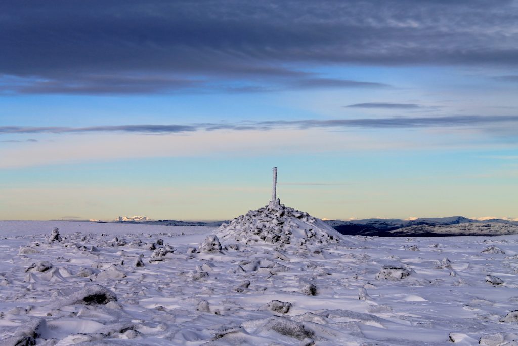 Fra toppen av Prestholtskarvet ser en mot Jotunheimen og Hurrungane.