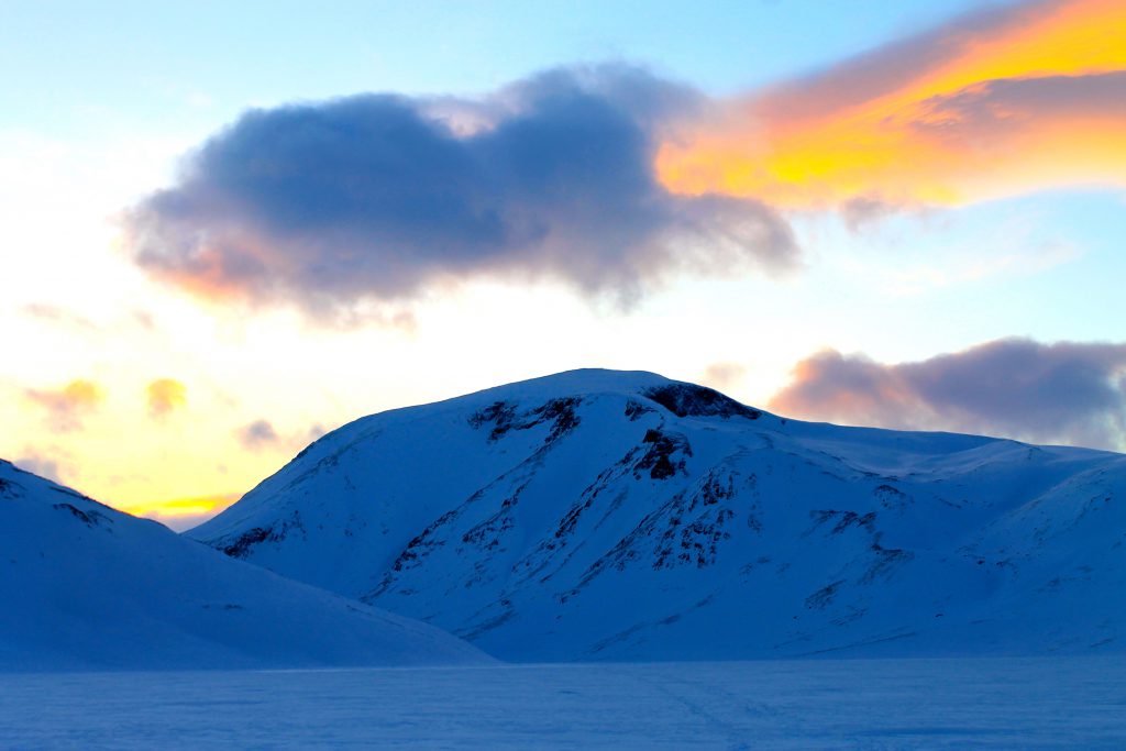 Besshøe (2.258 moh) i solnedgang fra Bessvatnet