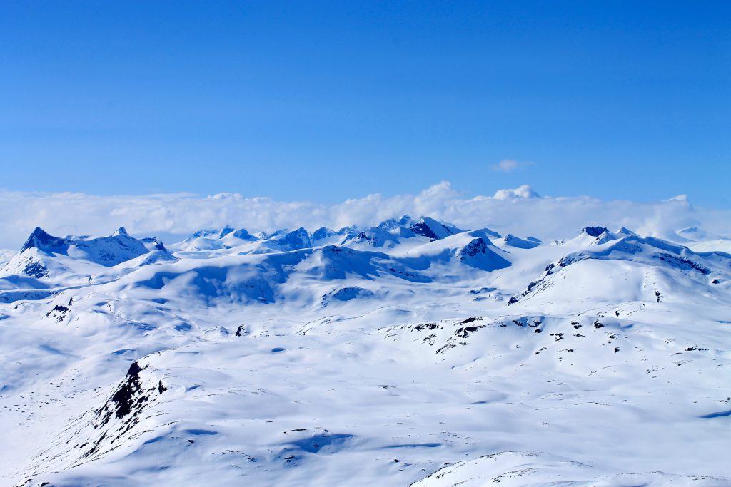 Langeskavlen sett fra Galdeberget, med Falketind og Uranostinden bak.