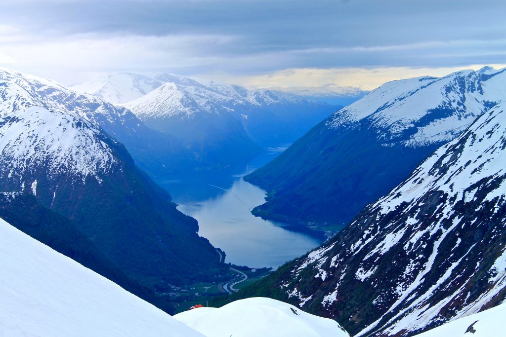 Utsikt mot Fjærlandsfjorden fra foten av Flatbreen.