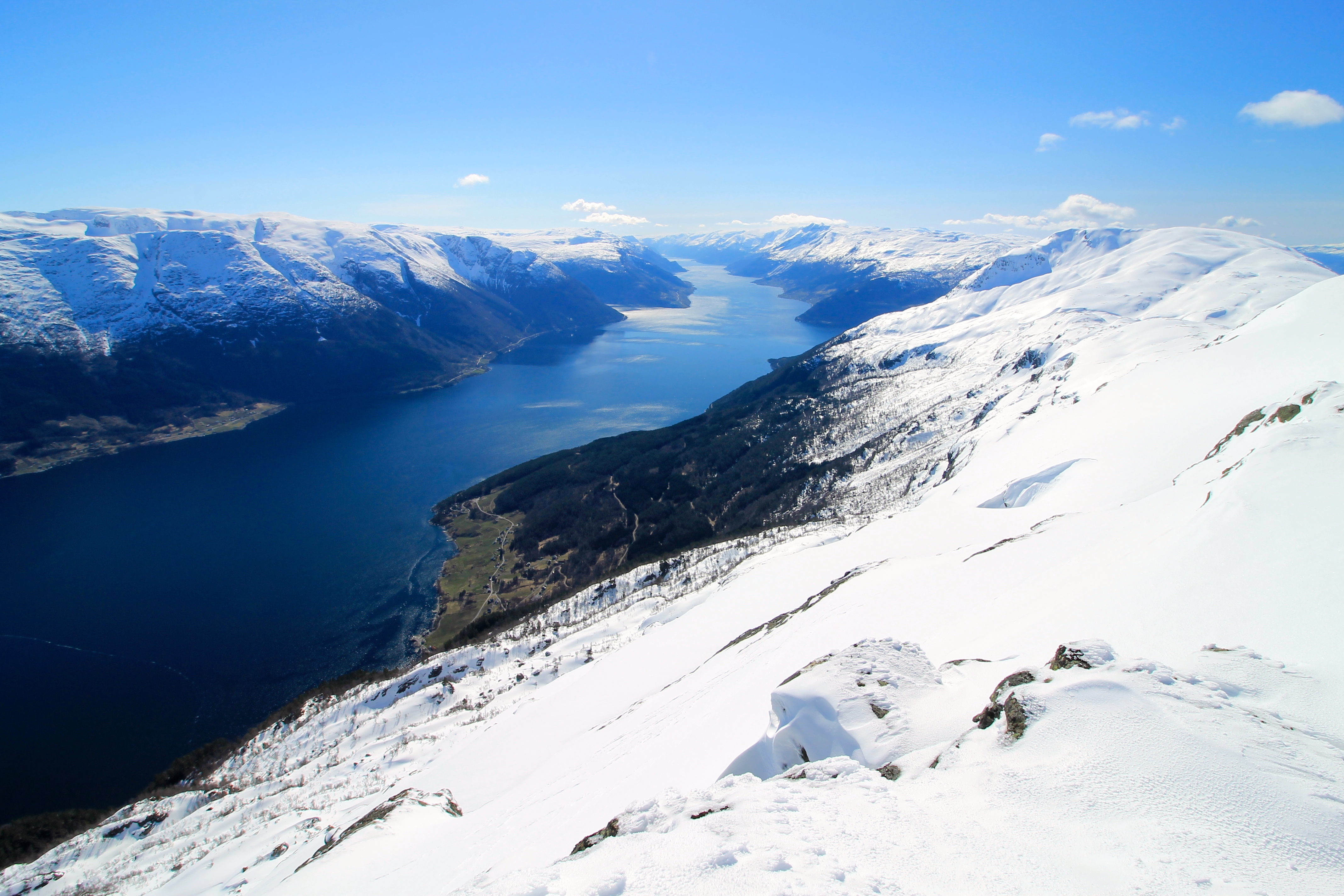 Hardangerfjorden Fra Ingerbjørgfjell ser vi mange av Hardangerfjordens fjordarmer, samt Folgefonna.