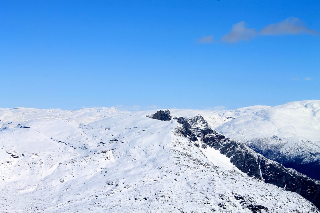 Nabotoppen Midtfjellet er også en flott skitopp som oftest nåes fra Ulvik.