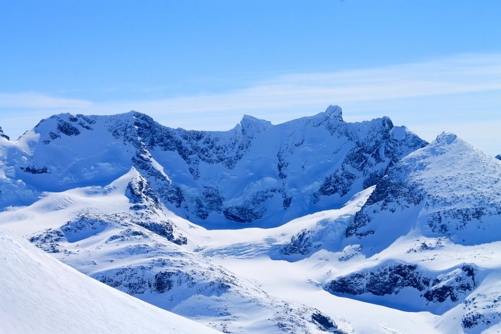 Styggedalstindane (2.387) og Gjertvasstinden (2.351 moh) med Styggedalsbreen og Gjertvassbreen, sett fra Steindalsnosi.